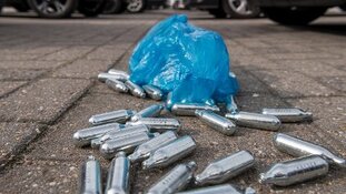 Man lurkt aan lachgasballon tijdens achtervolging