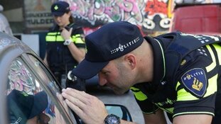 Met gestolen auto tegen politieauto