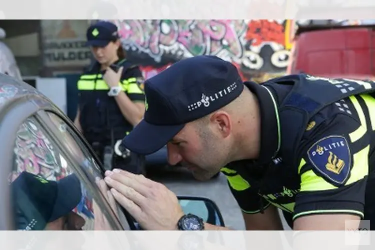 Met gestolen auto tegen politieauto