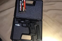 Jongen betrapt met alarmpistool en twee kapmessen