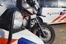 Duo op bromfiets probeert agent van zijn motorfiets af te trekken