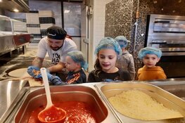 Leerlingen groep 3 De Weilust leren pizzabakken bij Happy Italy Breda