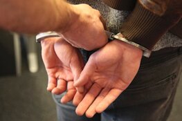 Man aangehouden na zoeking in woning, spullen in beslag genomen