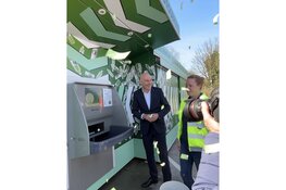 Inlevering 1.000.000e item statiegeld in Quantum Statiegeld Bulkmachine door wethouder in Breda