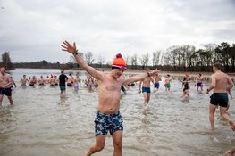 Nieuwjaarsduik door Swim to Fight Cancer en Unox bij de Galderse Meren keert terug!