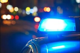 Auto belandt in sloot, bestuurder vlucht te voet