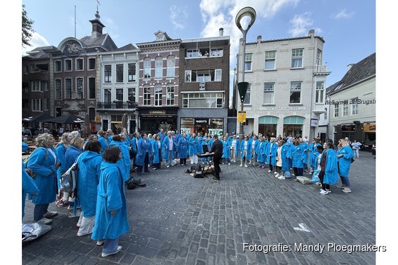 Popkoor Prestige Breda en Swim to Fight Cancer zorgen voor reuring op de Grote Markt van Breda!