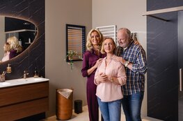Molenaar Badkamers kiest voor ontzorging als merkbelofte in nieuwe campagne met Natasja Froger